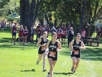 Cross country girls starting the race