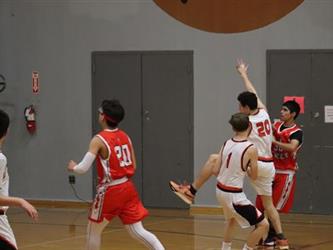 basketball team throwing