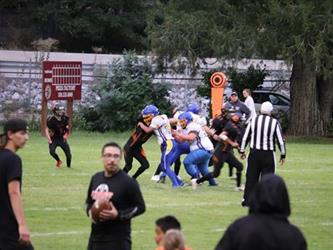 football players blocking